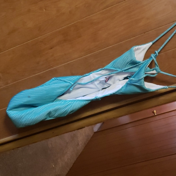 One PC bathing suit - Picture 2 of 2